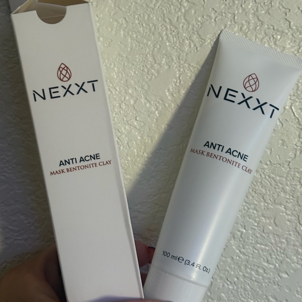 Anti Acne Bentonite Clay Mask — White